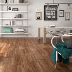 Estilo y durabilidad: ventajas de los pisos imitación madera en interiores