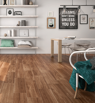 Estilo y durabilidad: ventajas de los pisos imitación madera en interiores
