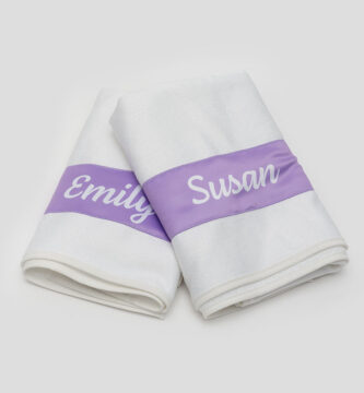Toallas personalizadas como parte de un kit saludable para el baño y el cuidado personal diario