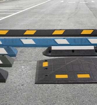 Cómo los topes viales ayudan a controlar el flujo vehicular en centros comerciales