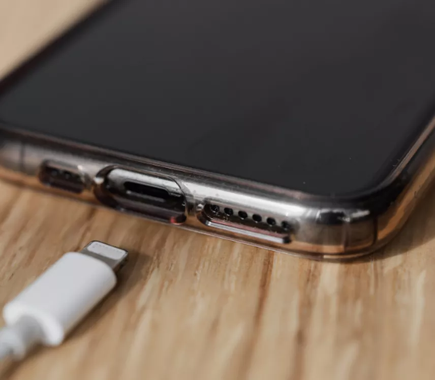 Los errores más comunes al cargar tu celular (y cómo evitarlos) 1 Los errores más comunes al cargar tu celular (y cómo evitarlos)